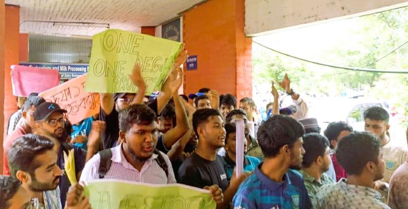 যে দাবীতে আন্দোলনে বাকৃবি পশুপালন অনুষদের শিক্ষার্থীরা